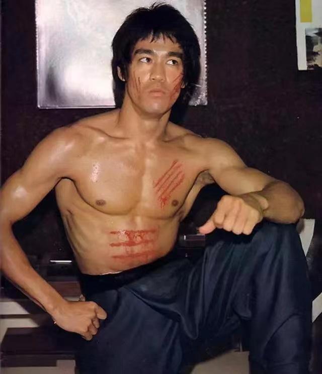 李小龙是功夫“一代宗师”,粤强陶瓷做瓷砖“一代宗师”